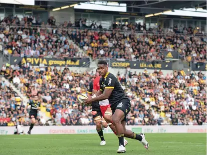  ?? Photo: La Rochelle ?? Centre Eneriko Buliruarua on the attack for La Rochelle during a Top 14 clash in Paris, France on September 24,2021.