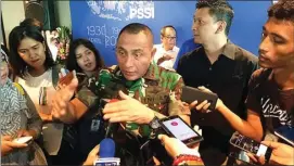  ?? SIDIK M. TUALEKA/JAWA POS ?? PASANG BADAN: Edy Rahmayadi berbicara kepada media di sela perayaan HUT PSSI di kantor PSSI di Jakarta kemarin (19/4).