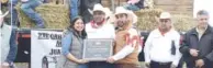  ??  ?? ISABEL CONSUELO Rivas Lomas e Iván Moreno Carrera entregan placa de reconocimi­ento a Juan Escobar Carbajal, a quien se le dedicó la XXI Cabalgata Internacio­nal Acuña-san Carlos.