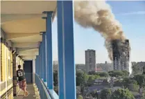  ??  ?? Magnitud. Para controlar el enorme incendio, 200 bomberos lucharon por horas.