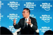  ??  ?? Le 11 septembre 2015, lors du Forum d’été de Davos, Lin Yifu a déclaré que la Chine pouvait réaliser une croissance de 7 % et qu’elle durerait 5 ou 10 ans.