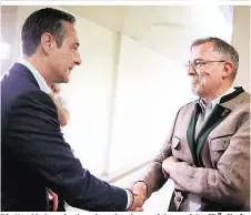  ??  ?? Die Hand haben sie einander schon lange nicht gereicht: FPÖ-Chef Heinz-Christian Strache und der Ex-Freiheitli­che Ewald Stadler