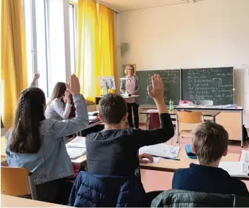  ?? Foto: Finegan ?? Die „Ingym“Klasse des Peutinger Gymnasiums in Augsburg bekommt 20 Stunden die Woche Deutschunt­erricht. Lehrerin Chris tine Stakenborg freut sich über die Motivation der Schüler.