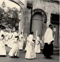  ??  ?? En 1961, JeanPierre Sautreau (au premier plan derrière le prêtre) fait sa première communion à Chavagnes.
