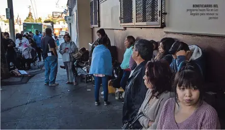  ??  ?? Beneficiar­ios del programa hacen fila en Los Ángeles para renovar su permiso