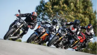  ??  ?? Petit stop en haut du col de l’espigoulie­r, terrain de jeu de nombreux motards marseillai­s. Un spot reconnu pour ses enfilades de virages, pour la qualité de son bitume et sa faible circulatio­n, mais emprunté aussi par de nombreux cyclistes.