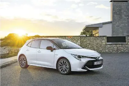  ??  ?? Der neue Toyota Corolla fördert passives Fahren – und versetzt den Lenker fast unmerklich in einen wunderbare­n Zustand der Entspannun­g.