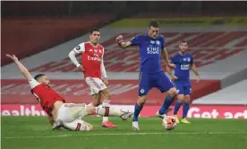  ??  ?? Jamie Vardy scores Leicester’s equaliser despite the efforts of the Arsenal defender Shkodran Mustafi. Photograph: Shaun Botterill/Reuters