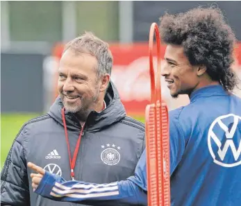  ?? FOTO: MARCUS BRANDT/DPA ?? Hansi Flick und Leroy Sané (rechts) beim Training vor dem WM-Qualifikat­ionsspiel gegen Rumänien.