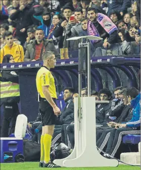  ?? FOTO: AP ?? Iglesias Villanueva acudió a la pantalla en en el primer penalti, no en el segundo