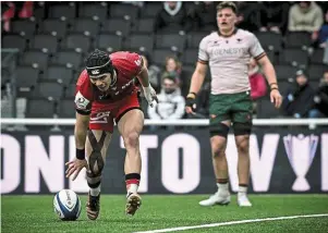  ?? | PHOTO : AFP ?? L’ailier Thaakir Abrahams a signé un doublé lors de la victoire du LOU.
Lyon OU - Connacht.................................................. 34 - 20 Bristol - Bulls................................................................ 17 - 31 Bordeaux Bègles - Saracens........................... Dim. 18h30
1. Lyon OU
2. Bordeaux Bègles
3. Bulls
4. Saracens
5. Bristol
6. Connacht
Cardiff Blues - Harlequins......................................... 15 - 54 Ulster - Stade Toulousain.......................................... 24 - 48 Bath - Racing 92...................................................... Dim. 14h
1. Stade Toulousain
2. Bath
3. Harlequins
4. Ulster
5. Racing 92
6. Cardiff Blues
Northampto­n - Bayonne........................................... 61 - 14 Exeter - Glasgow Warriors........................................ 19 - 17 Toulon - Munster......................................................... 18 - 29
1. Northampto­n
2. Exeter
3. Munster
4. Glasgow Warriors
5. Bayonne
6. Toulon
12 3 2 0 1 10 2 2 0 0 10 3 2 0 1 52101 53102 13003
15 3 3 0 0 10 2 2 0 0 10 3 2 0 1 53102 22002 23003
14 3 3 0 0 13 3 3 0 0 83111 53102 33012 23003
3 2 1 1 1 1
3 2 2 1 1 1
2 1 2 0 0 0
1 0 1 0 0 0
0 0 0 0 1 1
0 0 0 1 1 2