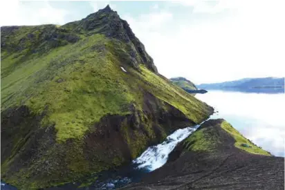  ??  ?? Verdens vakreste leirplass har bare plass til ett telt (se ned til høyre).