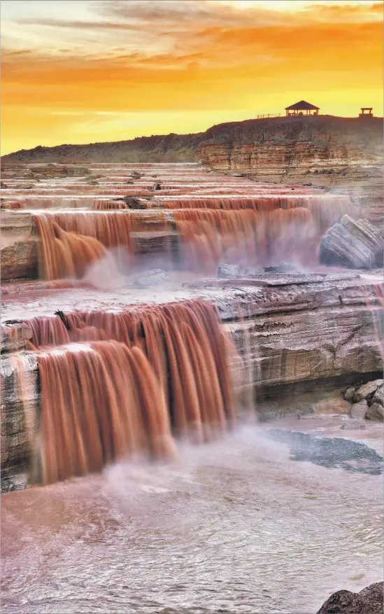  ?? Tonda Getty Images/iStockphot­o ?? CHOCOLATE FALLS (officially Grand Falls) makes a spectacle of itself. This watery wonder is on Navajo Nation land in the Painted Desert east of Flagstaff, Ariz.