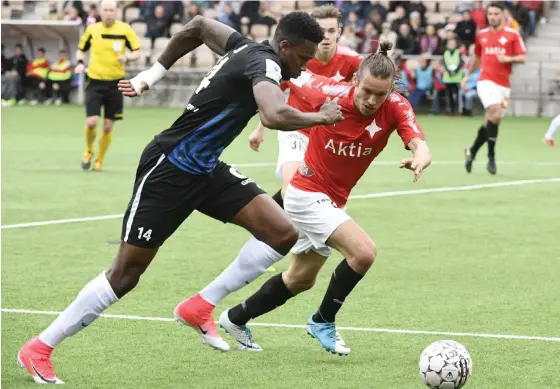  ?? FOTO: LEHTIKUVA / HEIKKI SAUKKOMAA ?? TILLBAKA I TöLö. FC Inters Macoumba Kandji, som spelade för HJK 2014 och 2015, nätade mot HIFK.