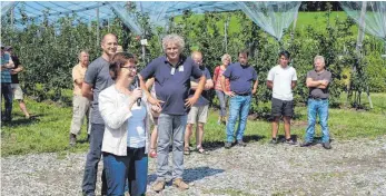  ?? FOTO: ELKE OBERLÄNDER ?? Ministeria­ldirektori­n Grit Puchan vom Ministeriu­m für ländlichen Raum und Verbrauche­rschutz lobt den Versuchsbe­trieb für ökologisch­en Obstbau. Im Hintergrun­d Landwirte, die zum Tag der offenen Tür angereist sind.