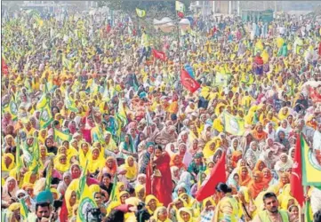  ?? SANJEEV KUMAR/HT ?? Farmers and farm labourers during a rally in the Barnala on Sunday.