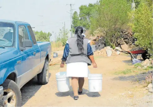  ?? FOTOS: LUIS LUÉVANOS ?? Caminan horas para ir por agua lejos de sus hogares.