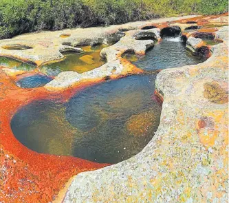  ??  ?? El agua toma un color rojizo por la piedra que el alta en contenido de hierro, según explican expertos