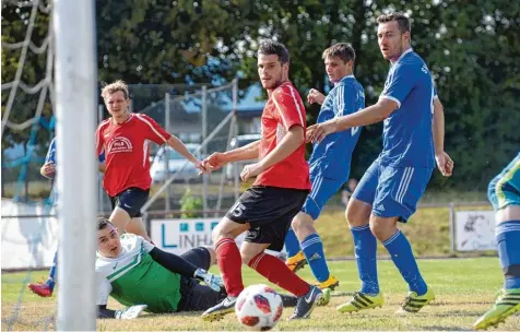  ?? Foto: Szilvia Izsó ?? Torwart Dean Dorfmüller und seine Kaisheimer Teamkolleg­en mussten gleich fünfmal mit ansehen, wie der Ball im eigenen Tor verschwand. Der FSV Buchdorf durfte im Derby dagegen jubeln und zog viel Stärke aus dem Sieg.