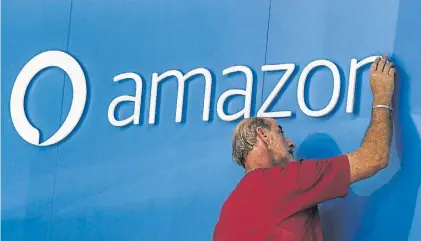  ??  ?? Compras en línea. La empresa fundada por Jeff Bezos vale 480.000 millones de dólares.