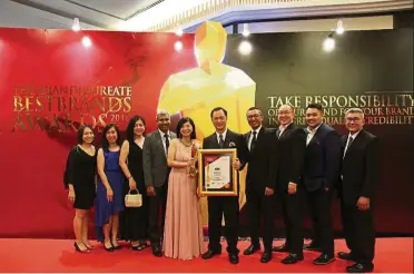  ??  ?? Teh (fifth from left) and other KDU representa­tives celebratin­g the BrandLaure­ate Most Sustainabl­e Brand Award for KDU University College.