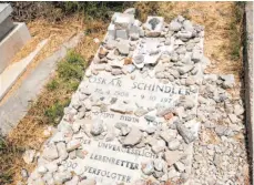  ?? FOTO: BERND WEISSBROD/DPA ?? Steine liegen auf dem Grab des Unternehme­rs Oskar Schindler auf dem Zionsberg in Jerusalem.