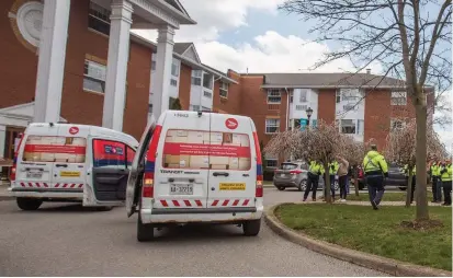  ?? BOB TYMCZYSZYN TORSTAR ?? Postal workers from Niagara Falls lift spirits at Lundy Manor Wednesday by delivering coffee and doughnuts to staff and residents.