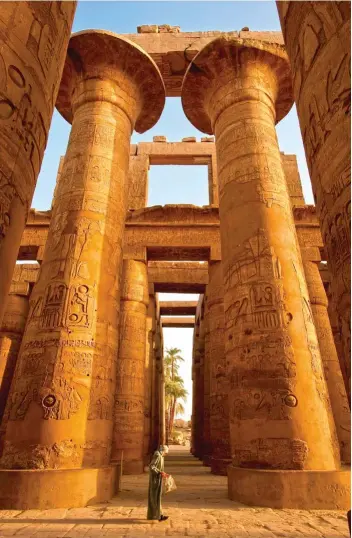  ??  ?? GRANDIOSO KARNAK. Ubicado en el Valle de los Reyes, junto a Luxor, fue el templo más grande de la Historia. Abajo, parte de sus 134 columnas.