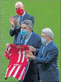  ??  ?? Cerezo regala una camiseta al ministro Rodríguez Uribes.