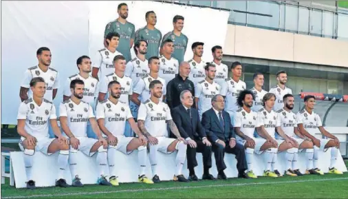  ??  ?? Ayer hubo foto oficial.
En la fila superior, de izquierda a derecha: Casilla, Keylor y Luca Zidane. Segunda fila: Vallejo, Isco, Casemiro, Asensio y Ceballos. Tercera fila: Theo, Kovacic, Kroos, Cristiano, Zidane, Bale, Varane, Lucas Vázquez y Borja...