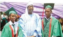  ??  ?? Taiwo Bamidele (right), Aisha Ibrahim Dabo (left) with Alhaji Sani Mohammed Sha’aban