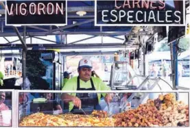  ?? FOTO: CARLOS GONZÁLEZ/AGENCIAOJO­POROJO ?? Roberto Herrera preparaba ayer el platillo denominado 4x4, el cual incluye res, cerdo, pollo, chicharrón tostado, ensalada, yuca y limón. El plato tiene un valor de ¢4.000.