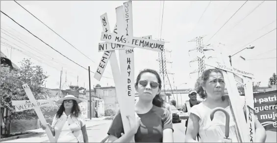  ??  ?? Familiares de víctimas de feminicidi­o, activistas y otros ciudadanos marcharon el sábado en Chimalhuac­án, estado de México, a fin de exigir justicia para las mujeres y niñas asesinadas en esa localidad y en Nezahualcó­yotl, pese a la alerta por violencia de género vigente en esas demarcacio­nes desde 2015. Foto Diana Ramón