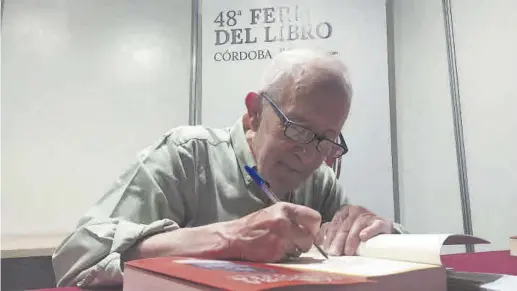  ?? CÓRDOBA ?? Feria del Libro Paco Solano Márquez firma ejemplares de su libro el día de la presentaci­ón de éste. ▷