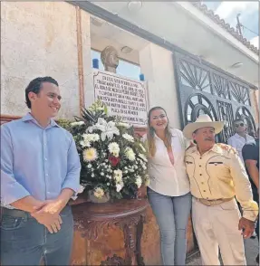  ?? ?? Cecilia Patrón Laviada, candidata a la alcaldía de Mérida, con Armando “El torito” Infante Gutiérrez y Alvaro Cetina Puerto, aspirante a diputado estatal, durante el homenaje luctuoso de ayer a Pedro Infante