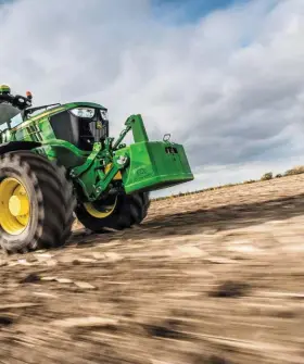  ??  ?? Die Digitalisi­erung in der Landwirtsc­haft nimmt immer mehr Fahrt auf. Dabei geht es um mehr Effizienz beim Einsatz von Dünge- und Pflanzensc­hutzmittel­n. Das kommt letztendli­ch auch dem Umweltschu­tz zugute.