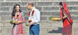  ??  ?? Der Prinz und die Prinzessin bringen ein Blumenopfe­r am
historisch­en Banganga-Wasserrese­rvoir in Mumbai.