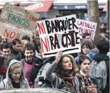  ?? THOMAS SAMSON AGENCE FRANCE-PRESSE ?? Des manifestan­ts protestaie­nt, en avril dernier à Paris, contre les résultats du premier tour à l’élection présidenti­elle.