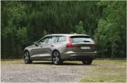  ??  ?? IDEELL STØRRELSE: Volvo V60 er litt kortere enn V70, men lengre akselavsta­nd gir god innvendig plass.