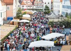  ?? Foto: Helene Türk ?? Die Altstadt als Festmeile: Dieses Bild – aufgenomme­n 2015 – wünschen sich die Or ganisatore­n auch am kommenden Wochenende in Monheim.