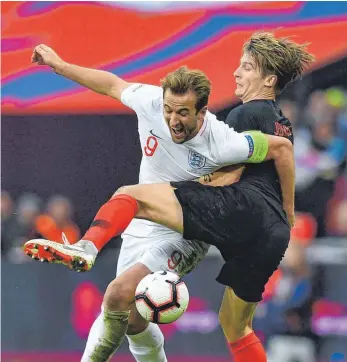  ?? FOTO: AFP ?? Enges Duell: Tottenham-Stürmer Harry Kane im Zweikampf mit Kroatiens Verteidige­r Tin Jedvaj. Europameis­ter Portugal