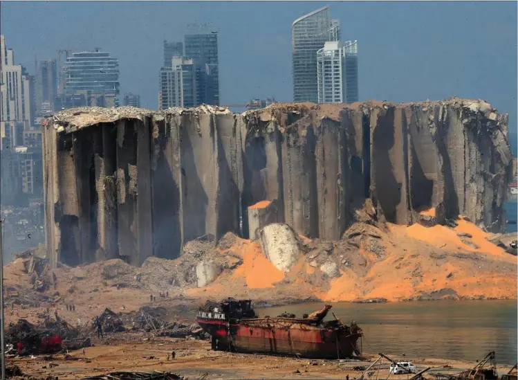  ??  ?? Den ufatteligt kraftige eksplosion, der menes at vaere forårsaget af en opstået brand i en lagerbygni­ng på havnen, har ødelagt store dele af havneområd­et og byen bagved. Foto: AFP
