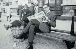  ??  ?? Un espectador del Zinemaldia lee el periódico junto a un vagabundo.