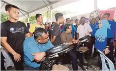  ??  ?? MENTERI Kewangan 11, Datuk Seri Johari Ghani (lima dari kiri) dan Dr Loga (dua dari kiri) melawat kaunter urutan pada Karnival Jom Bantu Rakyat, semalam.