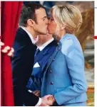  ??  ?? Il nuovo presidente della Repubblica francese Emmanuel Macron, 39 anni, bacia la moglie Brigitte Trogneux, 64.