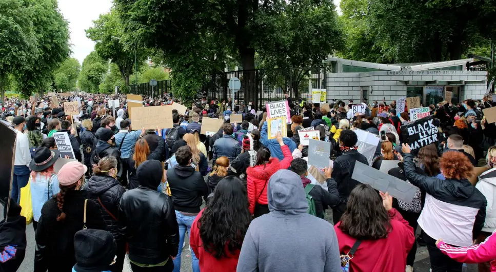  ?? Photo: Gerry Mooney ?? DUBLIN PROTEST: People take part in a Black Lives Matter protest rally outside the US embassy in Dublin, in memory of George Floyd who was killed on May 25 while in police custody in the US city of Minneapoli­s