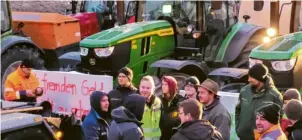  ?? Foto: Claudia Stegmann ?? Auf dem Parkplatz der Schlösslwi­ese und auf dem Campingpla­tz haben sich die Demonstran­ten getroffen.