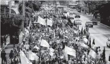  ?? FOTOS: AP ?? &gt; Cientos de personas protestan contra políticas del presidente de Guatemala.