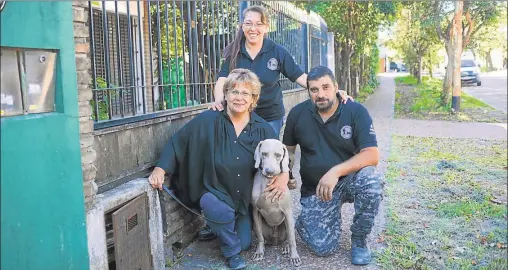  ?? MARCELO SILVESTRO ?? EQUIPO. Silvia Pérez Vilor junto a los instructor­es del perro Bruno, el animal que marcó el lugar donde su hija estuvo secuestrad­a.