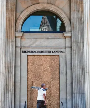  ?? Foto: Silas Stein, dpa ?? Ein Arbeiter vor dem Haupteinga­ng des Niedersäch­sischen Landtags in Hannover. Das Gebäude wird zurzeit umgebaut. Am 15. Oktober entscheide­n die Wähler, welche Partei beziehungs­weise Koalition dort in Zukunft die Mehrheit hat.